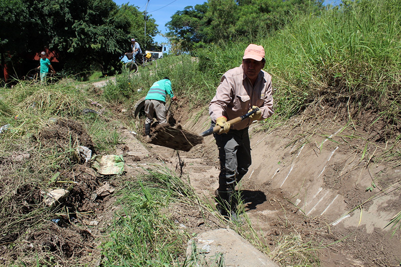 Intenso trabajo de limpieza y mantenimiento del canal del Barrio Mujeres Argentinas Intenso trabajo de limpieza y mantenimiento del canal del Barrio Mujeres Argentinas