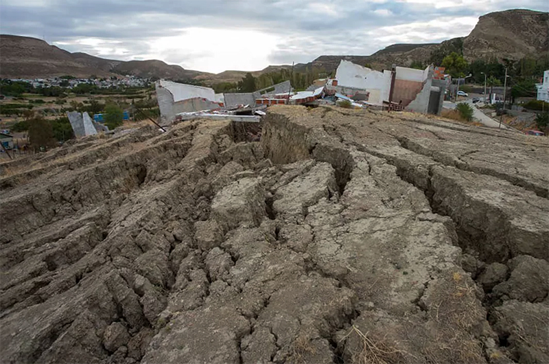 Alerta en Comodoro Rivadavia: evacuaron casi 100 familias por el corrimiento del cerro Hermitte Alerta en Comodoro Rivadavia: evacuaron casi 100 familias por el corrimiento del cerro Hermitte
