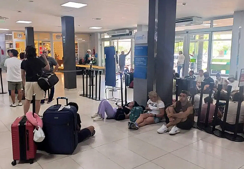 Caos en el aeropuerto de Corrientes: pasajeros de Flybondi varados más de 8 horas Caos en el aeropuerto de Corrientes: pasajeros de Flybondi varados más de 8 horas