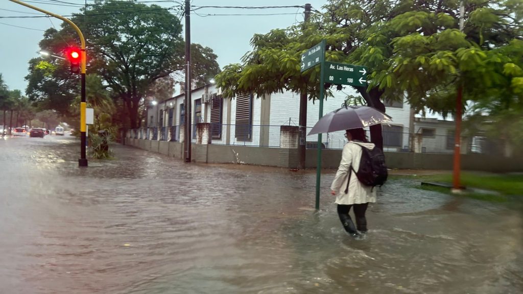 Viernes de lluvias intensas en el sudeste del Chaco: anegamientos y complicaciones para transitar Viernes de lluvias intensas en el sudeste del Chaco: anegamientos y complicaciones para transitar