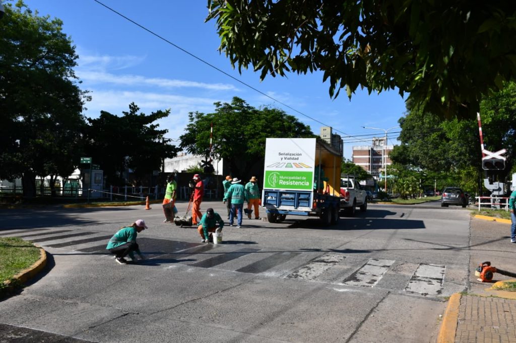 Seguridad vial: el municipio de Resistencia señaliza los cruces peatonales en el micro y macrocentro Seguridad vial: el municipio de Resistencia señaliza los cruces peatonales en el micro y macrocentro