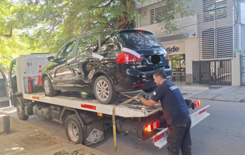 Tránsito realizó nuevos secuestros durante un operativo de “despeje” de vehículos mal estacionados Tránsito realizó nuevos secuestros durante un operativo de “despeje” de vehículos mal estacionados