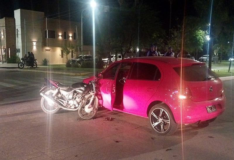 Sáenz Peña: motociclista en grave estado tras violento accidente vial en Avenida 33 Sáenz Peña: motociclista en grave estado tras violento accidente vial en Avenida 33