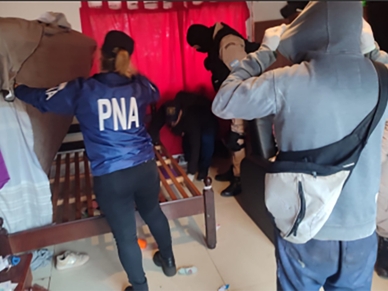 Procesaron a un hombre por reducir a la servidumbre a dos jóvenes a los que forzó a vender cocaína Procesaron a un hombre por reducir a la servidumbre a dos jóvenes a los que forzó a vender cocaína