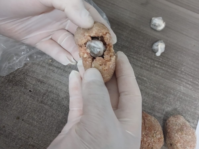 Albóndigas con sorpresa: incautaron marihuana oculta en alimentos destinados a un detenido en Sáenz Peña Albóndigas con sorpresa: incautaron marihuana oculta en alimentos destinados a un detenido en Sáenz Peña