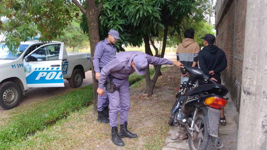 Dos demorados tras circular con una motocicleta denunciada como sustraída