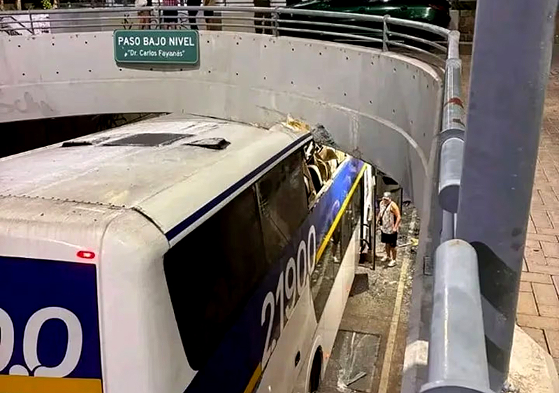 Colectivo que llevaba hinchas de Chaco For Ever se incrustó en un túnel en Bánfield Colectivo que llevaba hinchas de Chaco For Ever se incrustó en un túnel en Bánfield