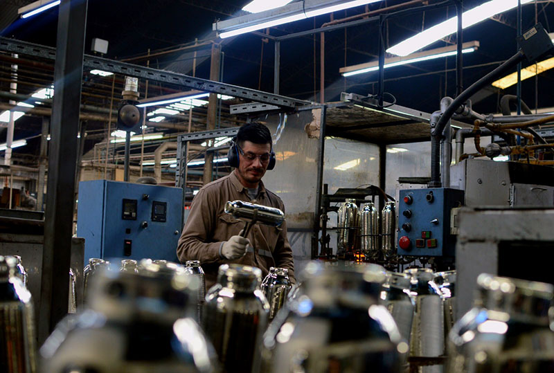 Grandes empresas cierran fábricas en el país pero venden productos importados con márgenes de hasta 700% Grandes empresas cierran fábricas en el país pero venden productos importados con márgenes de hasta 700%