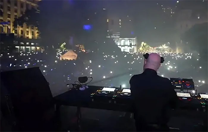 Una Plaza de Mayo colmada celebró la fiesta electrónica del padre Guilherme Una Plaza de Mayo colmada celebró la fiesta electrónica del padre Guilherme