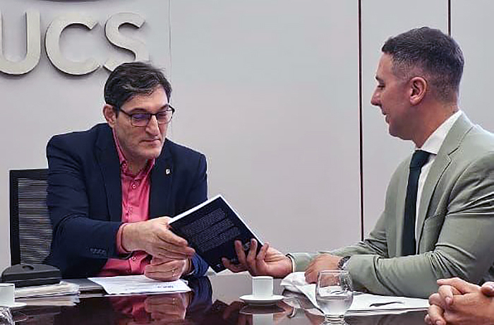 Oestmann presentó su libro en Caxias do Sul en el marco de jornadas académicas con la UTN y la UCS Oestmann presentó su libro en Caxias do Sul en el marco de jornadas académicas con la UTN y la UCS