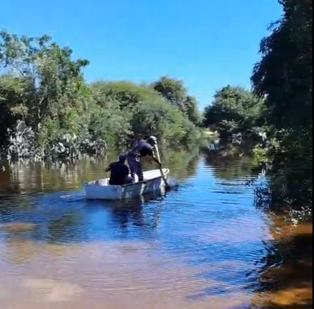 La policía continúa asistiendo a familias afectadas por las inundaciones en El Impenetrable La policía continúa asistiendo a familias afectadas por las inundaciones en El Impenetrable
