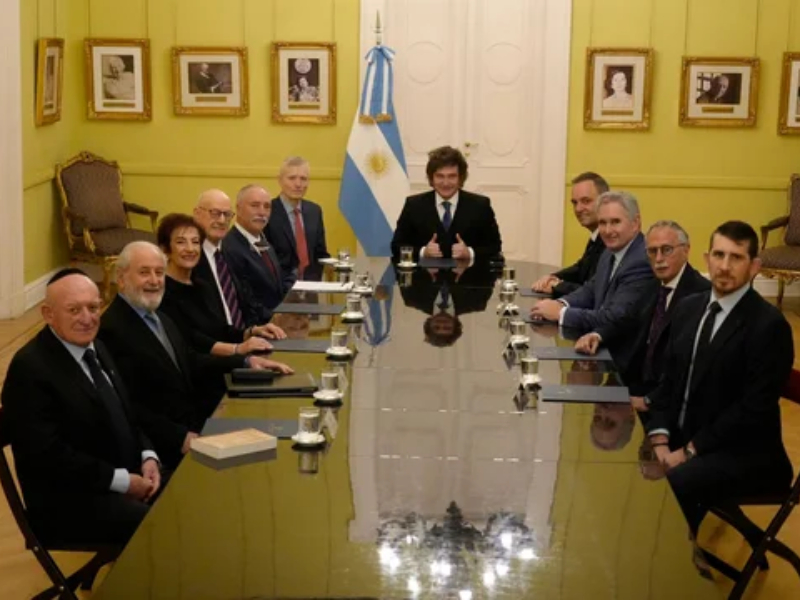 Con Adorni a su lado, Milei recibió al presidente de una organización judía Internacional Con Adorni a su lado, Milei recibió al presidente de una organización judía Internacional