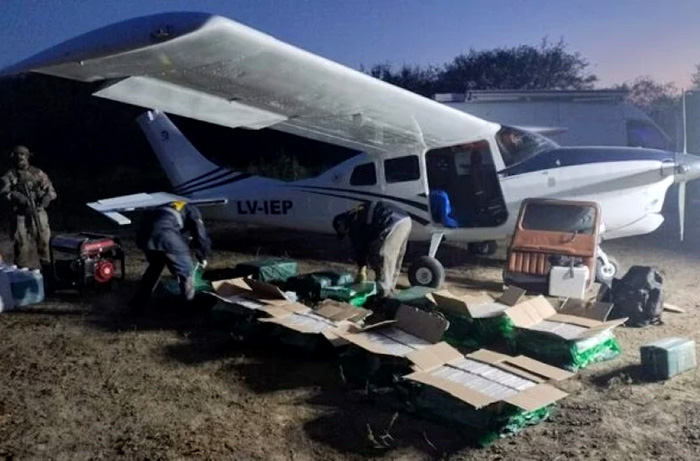 Con datos de la DEA, decomisaron una avioneta con 442 kilos de cocaína en Santa Fe Con datos de la DEA, decomisaron una avioneta con 442 kilos de cocaína en Santa Fe