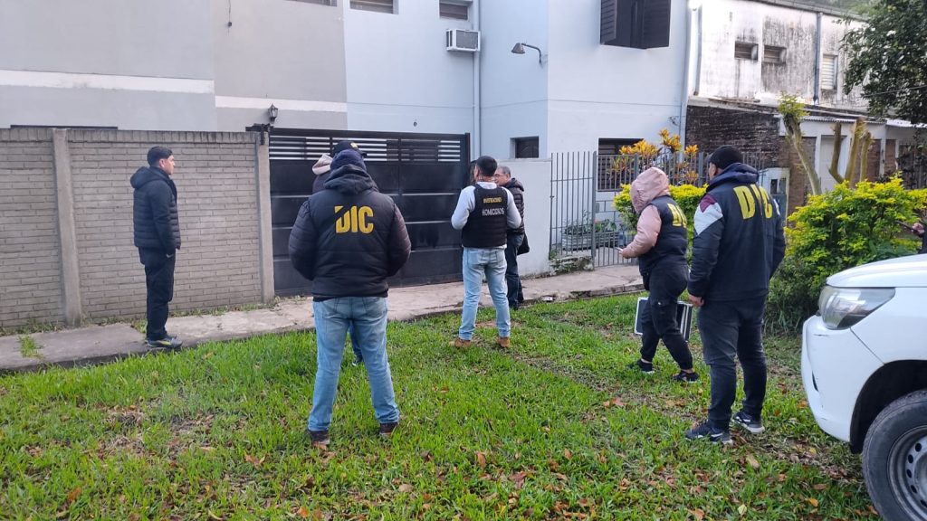 Femicidio y parricidio: allanaron la casa del cabo Etudie; secuestraron anotaciones y un teléfono
