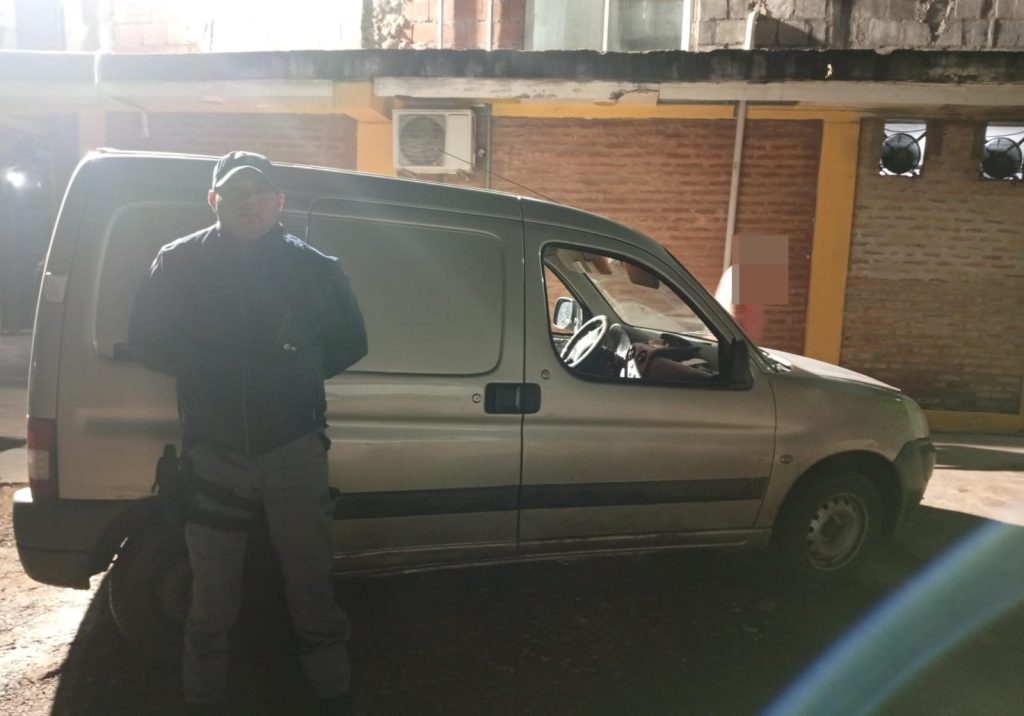 Dejó la camioneta con las llaves puestas: la encontraron abandonada horas después Dejó la camioneta con las llaves puestas: la encontraron abandonada horas después