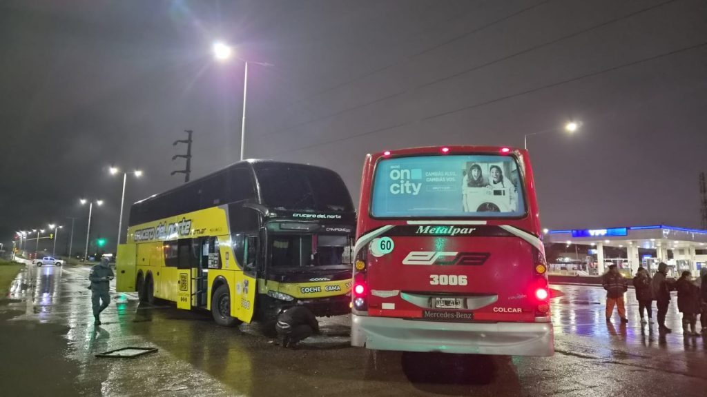 Choque entre dos colectivos en la intersección de ruta 11 y avenida Alvear