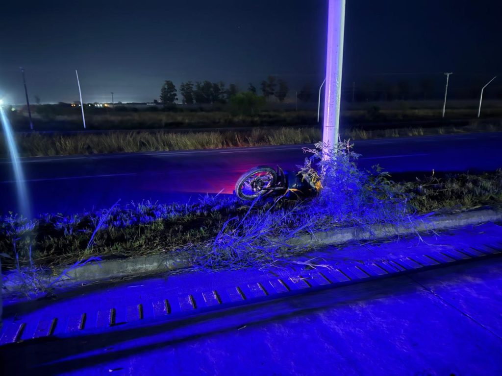 Motociclista resultó herido tras chocar contra el cantero central en Ruta 11