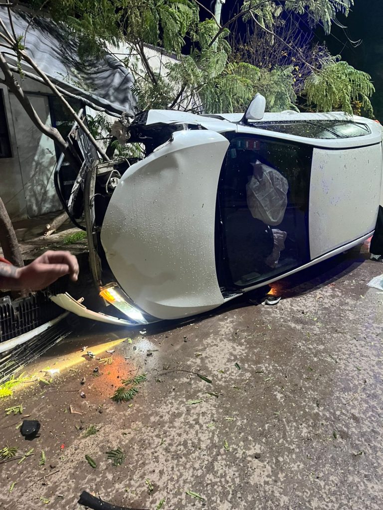 No hubo heridos: un automóvil volcó tras un despiste en la madrugada