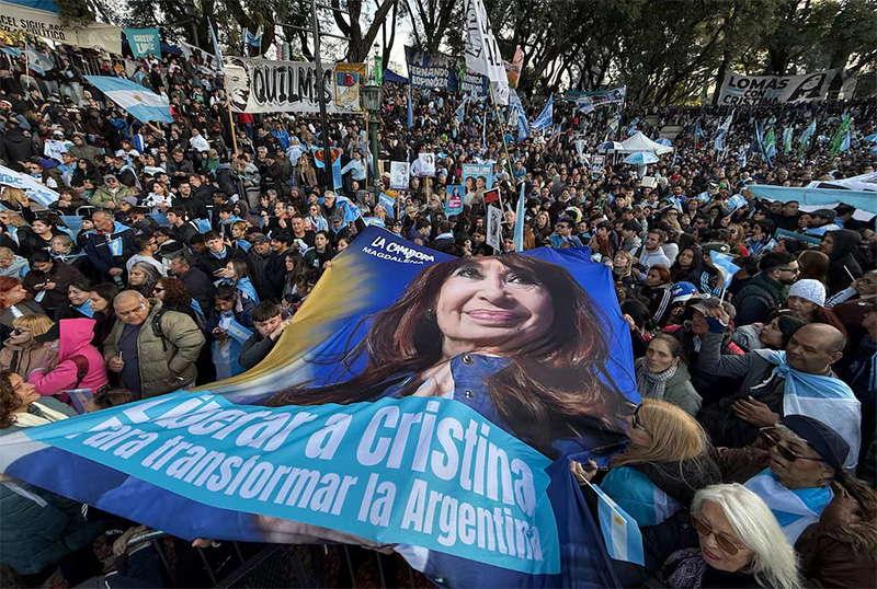 Banderazo en Parque Lezama a un año de su detención: “Queremos tenerla a Cristina de candidata” Banderazo en Parque Lezama a un año de su detención: “Queremos tenerla a Cristina de candidata”