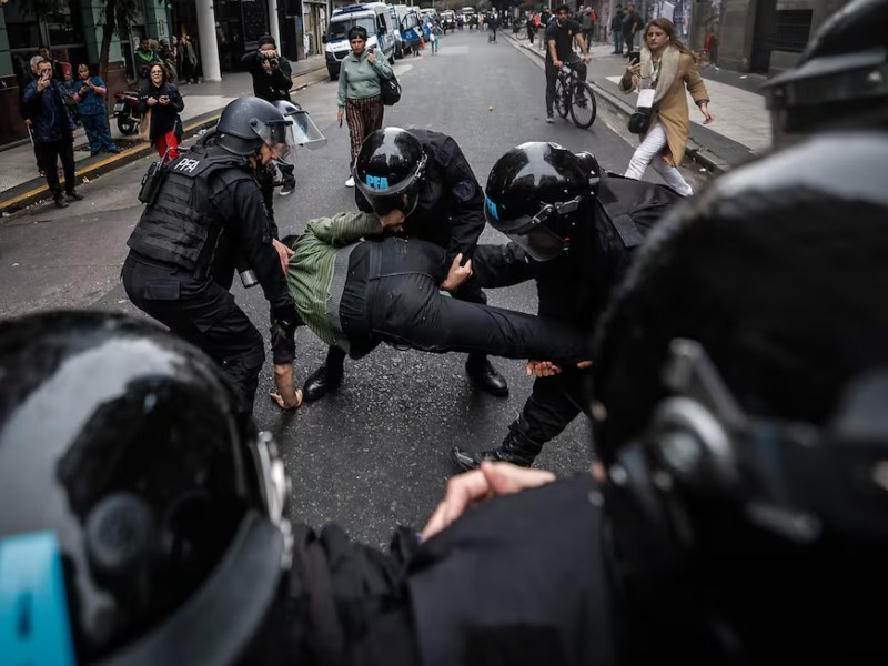 Apelan la condena a cuatro manifestantes detenidos en la protesta contra la Ley Bases Apelan la condena a cuatro manifestantes detenidos en la protesta contra la Ley Bases