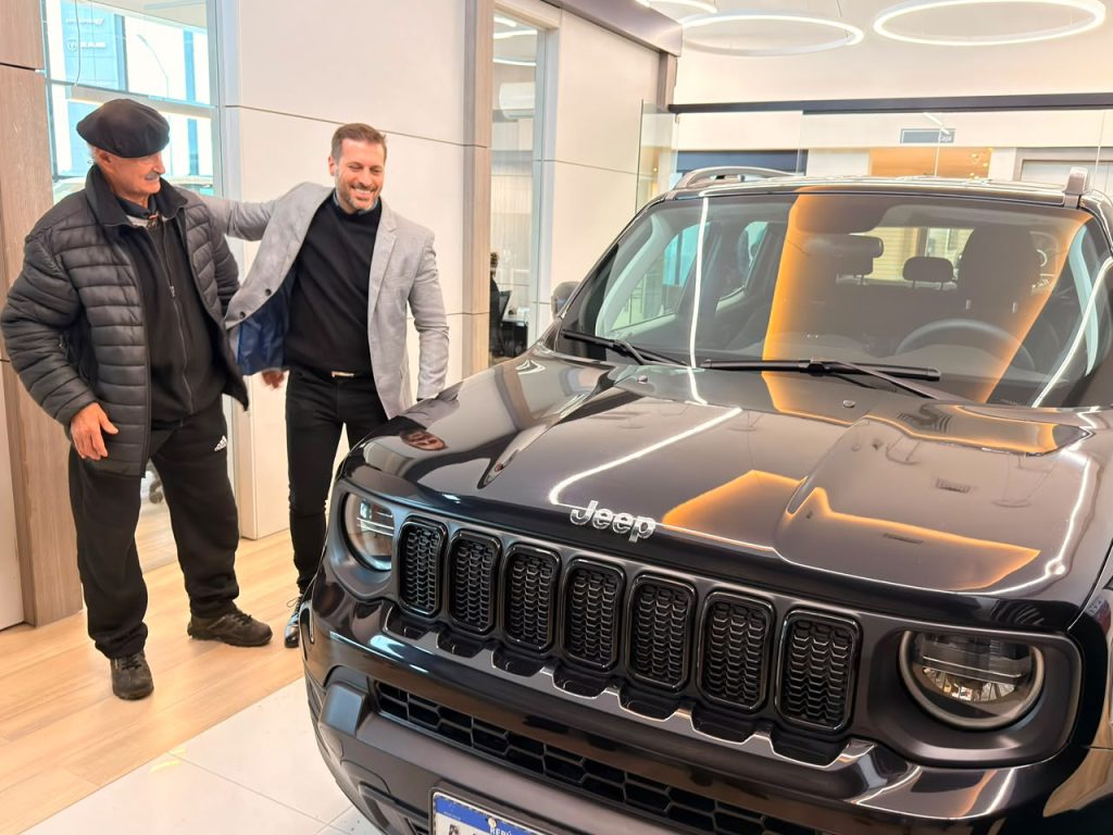 Cuando la solidaridad vuelve multiplicada: ganó una jeep tras colaborar con una jubilada