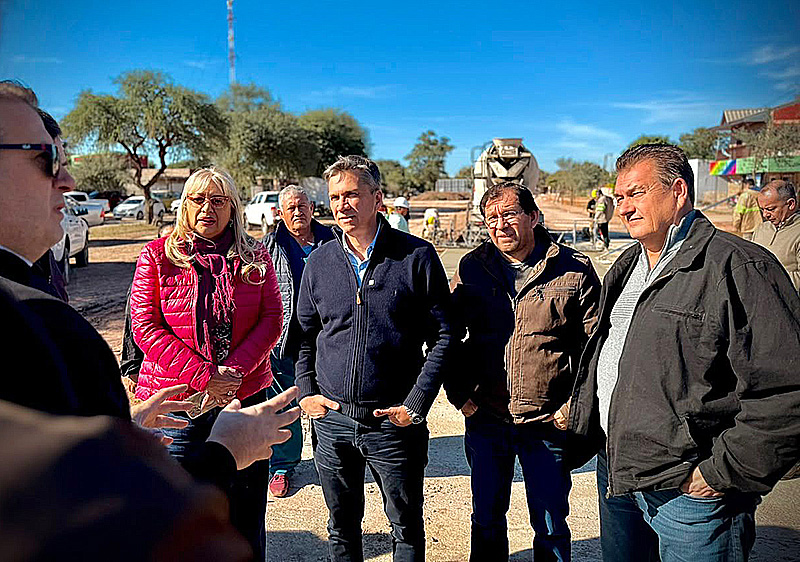 Zdero constató el avance de pavimentación de la Ruta Provincial Nº9 entre Miraflores-Las Hacheras Zdero constató el avance de pavimentación de la Ruta Provincial Nº9 entre Miraflores-Las Hacheras