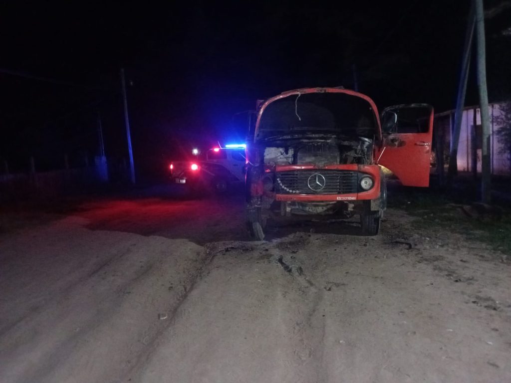 Investigan el incendio de un camión municipal que estaba en reparación en Misión Nueva Pompeya