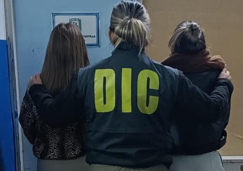 Detuvieron a dos mujeres acusadas de atacar y amenazar de muerte a una joven Detuvieron a dos mujeres acusadas de atacar y amenazar de muerte a una joven