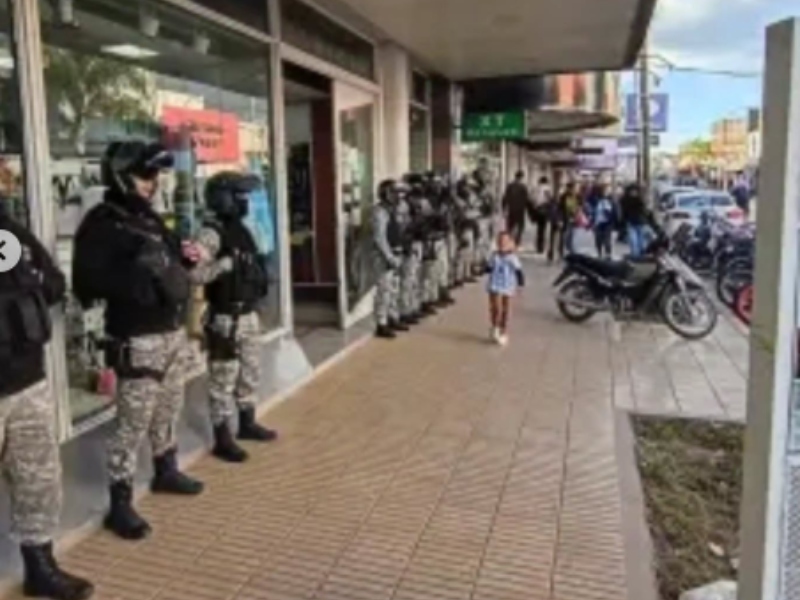 Regularán los eventuales festejos por el partido de Argentina en Sáenz Peña: sólo será de una hora, con cacheo y fuerte presencia policial Regularán los eventuales festejos por el partido de Argentina en Sáenz Peña: sólo será de una hora, con cacheo y fuerte presencia policial