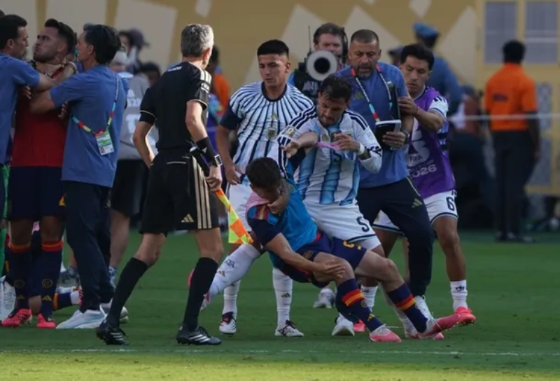 La FIFA abrió una investigación disciplinaria contra Argentina tras los incidentes en la final del Mundial 2026 La FIFA abrió una investigación disciplinaria contra Argentina tras los incidentes en la final del Mundial 2026