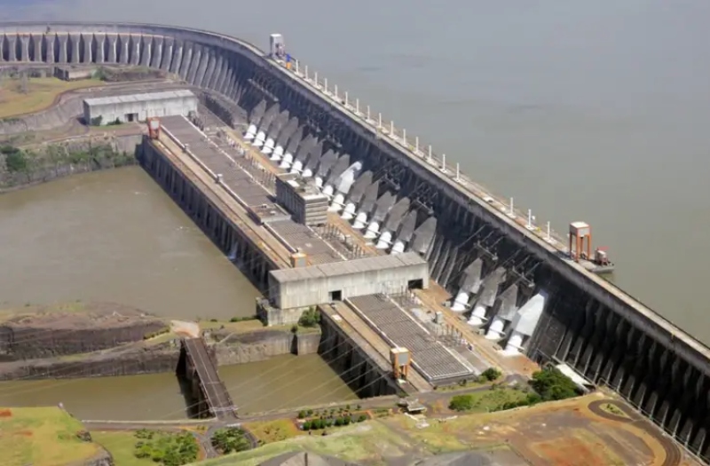 Itaipú reabrió compuertas del vertedero para regular el nivel del río Paraná Itaipú reabrió compuertas del vertedero para regular el nivel del río Paraná