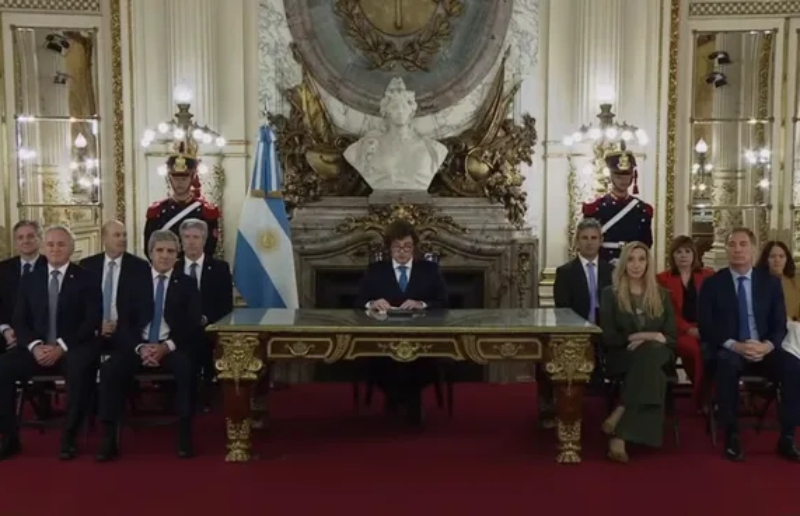 Javier Milei anunció la reforma a la Carta Orgánica del BCRA: críticas al kirchnerismo, shutdown e incentivos para el dólar colchón Javier Milei anunció la reforma a la Carta Orgánica del BCRA: críticas al kirchnerismo, shutdown e incentivos para el dólar colchón