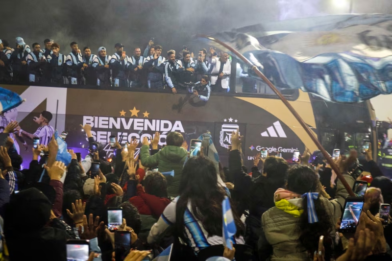 Una multitud recibió a la Selección argentina en su retorno al país tras el segundo lugar en el Mundial: “¡Gracias!” Una multitud recibió a la Selección argentina en su retorno al país tras el segundo lugar en el Mundial: “¡Gracias!”