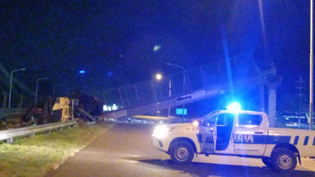 Un siniestro vial en la ruta 16 terminó con un muerto y el derrumbe de un puente peatonal