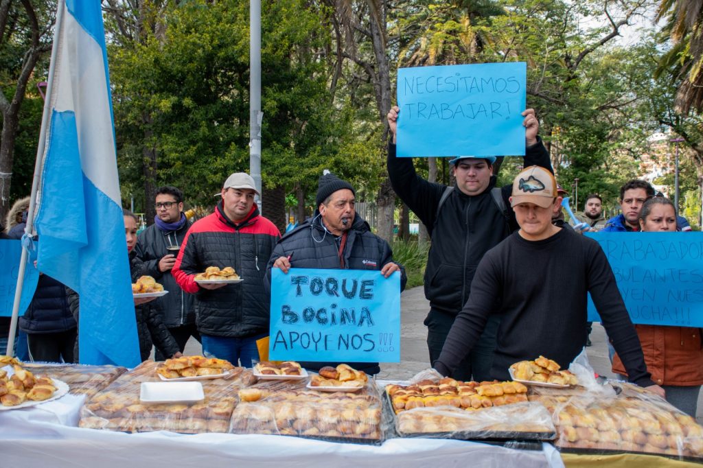 A días de la Bienal, vendedores ambulantes reclaman un espacio para poder trabajar A días de la Bienal, vendedores ambulantes reclaman un espacio para poder trabajar