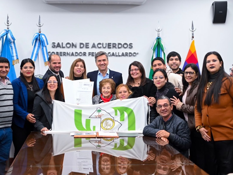 Tras años de espera, la Asociación de Sordos del Chaco ya tiene su título de propiedad Tras años de espera, la Asociación de Sordos del Chaco ya tiene su título de propiedad
