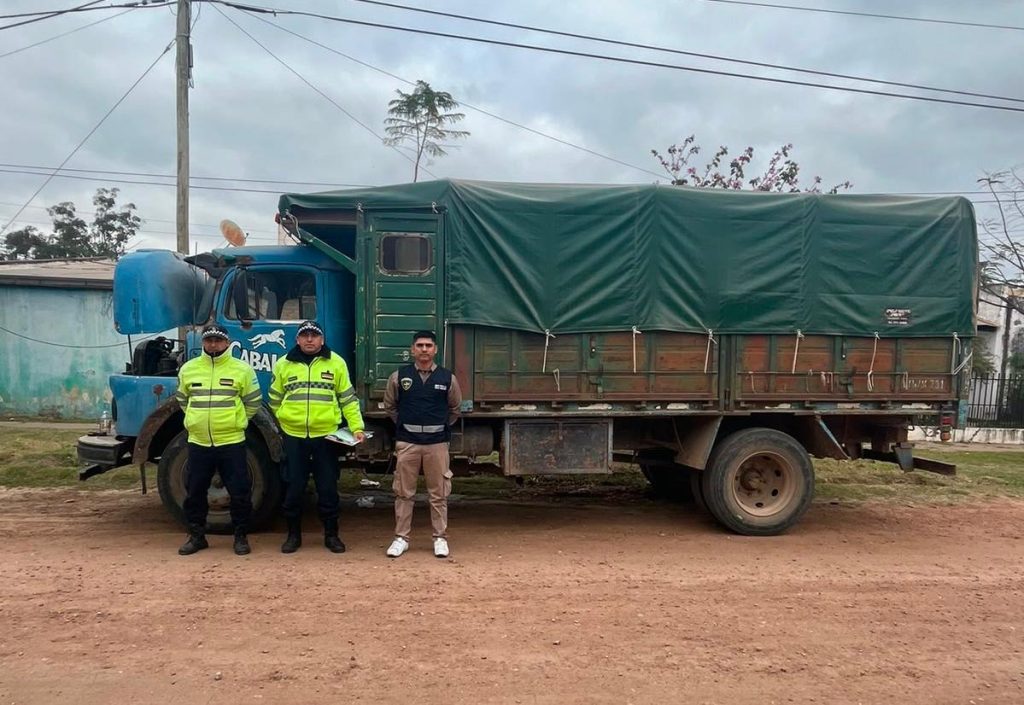Caminera secuestró vehículos con pedido activo, un arma e intervino distintas cargas