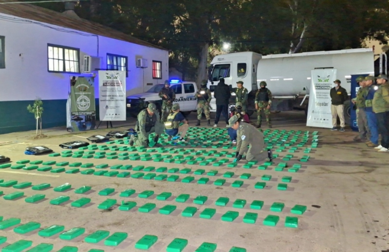Tintina: cerca del límite con Chaco, incautan 446 kilos de cocaína ocultos en un camión cisterna Tintina: cerca del límite con Chaco, incautan 446 kilos de cocaína ocultos en un camión cisterna