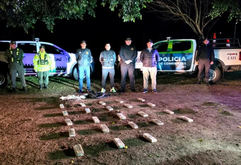 Secuestran más de 17 kilos de marihuana abandonados en una ruta de Corrientes Secuestran más de 17 kilos de marihuana abandonados en una ruta de Corrientes