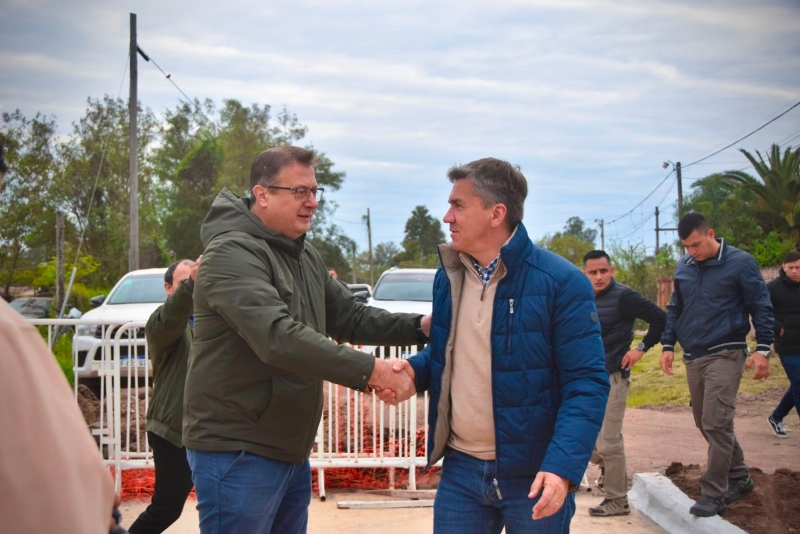 Zdero supervisó las obras de pavimento y ripio para mejorar la conectividad en Tres Isletas Zdero supervisó las obras de pavimento y ripio para mejorar la conectividad en Tres Isletas