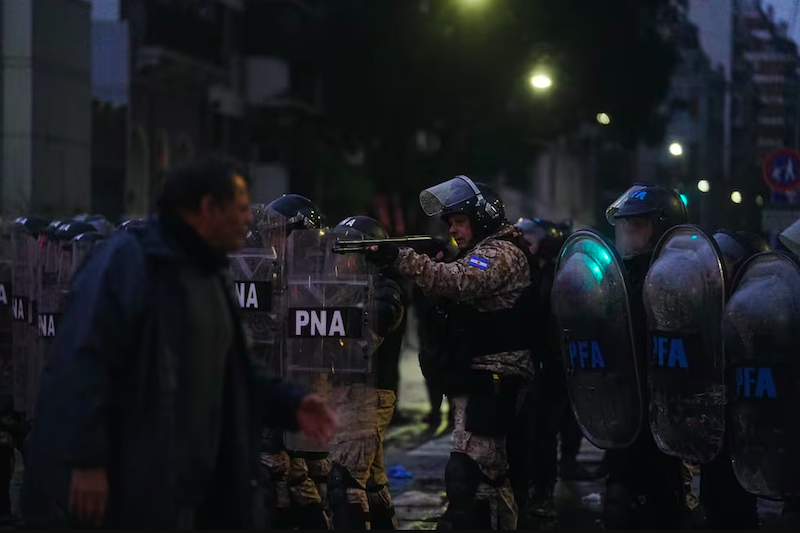 Gases, balas de goma y carros hidrantes contra los que marcharon para que no se venda la patria Gases, balas de goma y carros hidrantes contra los que marcharon para que no se venda la patria