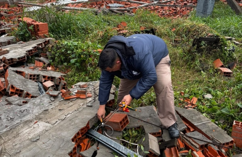 Barranqueras: operativo de emergencia en el barrio Ucal, tras el derrumbe que destruyó una vivienda en medio del fuerte temporal Barranqueras: operativo de emergencia en el barrio Ucal, tras el derrumbe que destruyó una vivienda en medio del fuerte temporal