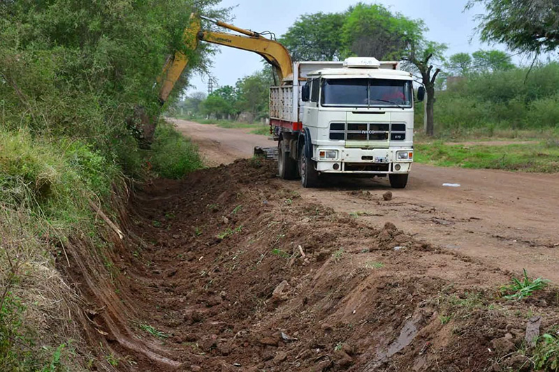 En J.J. Castelli avanza con obras de relleno, ampliación y canalización En J.J. Castelli avanza con obras de relleno, ampliación y canalización