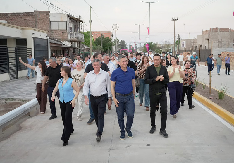 Pavimento, luces y conectividad: Zdero inauguró la avenida Caseros, en Charata Pavimento, luces y conectividad: Zdero inauguró la avenida Caseros, en Charata