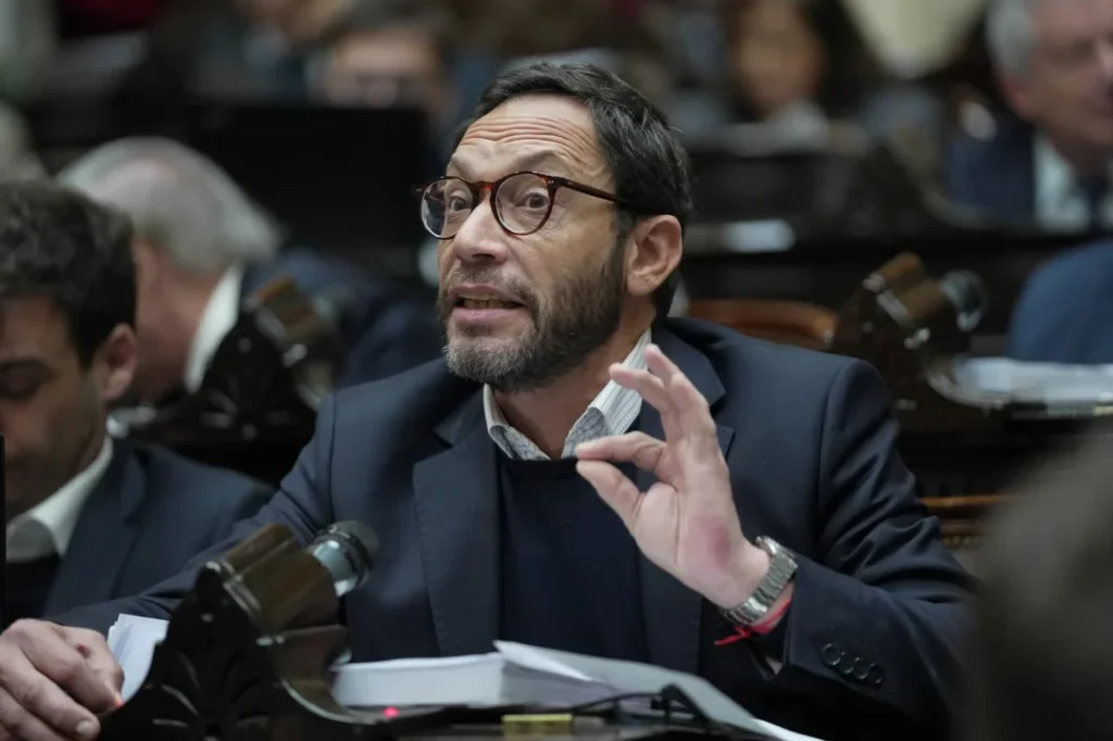 Piden al Gobierno que explique el relato de Milei sobre 30.000 “terroristas” deportados