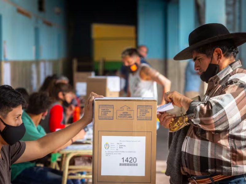 Un informe sostiene que el gasto electoral sin las PASO prácticamente no bajó y pone en duda el argumento libertario Un informe sostiene que el gasto electoral sin las PASO prácticamente no bajó y pone en duda el argumento libertario