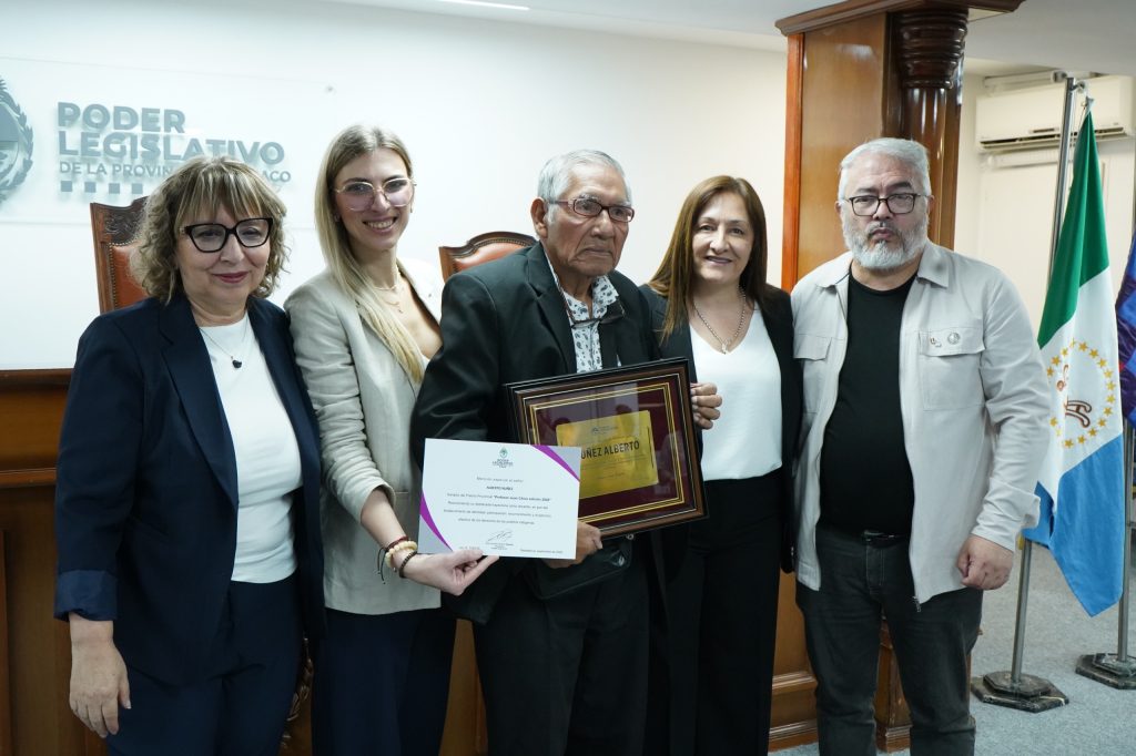 Entregaron el Premio “Profesor Juan Chico” 2026 a Alberto Núñez por su trayectoria y compromiso con la educación intercultural bilingüe Entregaron el Premio “Profesor Juan Chico” 2026 a Alberto Núñez por su trayectoria y compromiso con la educación intercultural bilingüe