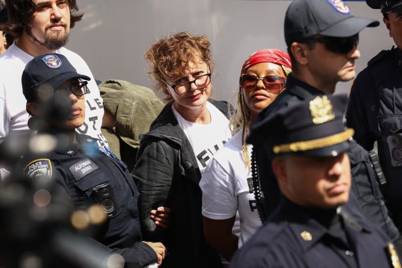 Detienen a las actrices Susan Sarandon y Hannah Einbinder en una protesta frente a la ONU contra la guerra en Gaza Detienen a las actrices Susan Sarandon y Hannah Einbinder en una protesta frente a la ONU contra la guerra en Gaza