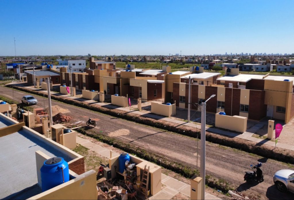 El Ipduv realiza un operativo de adjudicación y atención a familias del Barrio Plan 216 en Castelli