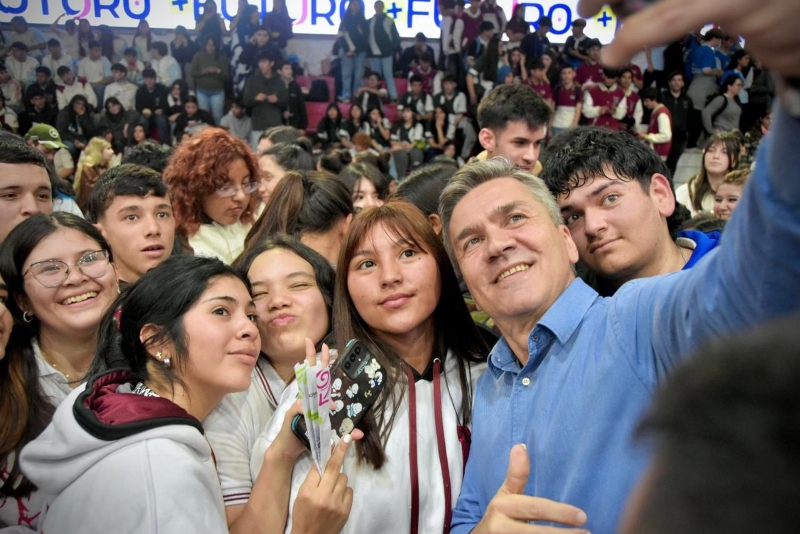 Zdero lanzó “Más Futuro”, un incentivo para premiar el mérito estudiantil Zdero lanzó “Más Futuro”, un incentivo para premiar el mérito estudiantil
